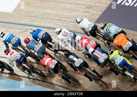 Les coureurs sont emballés dans des quarts serrés lors de la course éliminatoire masculine, un événement de départ en masse aux Championnats du monde de cyclisme sur piste UCI 2023 Banque D'Images