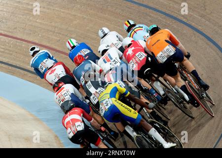 Les coureurs sont emballés dans des quarts serrés lors de la course éliminatoire masculine, un événement de départ en masse aux Championnats du monde de cyclisme sur piste UCI 2023 Banque D'Images