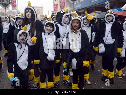 (180212) -- LISBONNE, 12 février 2018 -- les révélateurs vêtus de costumes colorés participent au défilé du carnaval à Torres Vedras, à environ 50 kilomètres au nord de Lisbonne, la capitale portugaise, le 11 février 2018. )(yk) PORTUGAL-TORRES VEDRAS-CARNIVAL ZhangxLiyun PUBLICATIONxNOTxINxCHN Banque D'Images