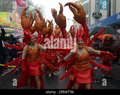 (180212) -- LISBONNE, 12 février 2018 -- les révélateurs vêtus de costumes colorés participent au défilé du carnaval à Torres Vedras, à environ 50 kilomètres au nord de Lisbonne, la capitale portugaise, le 11 février 2018. )(yk) PORTUGAL-TORRES VEDRAS-CARNIVAL ZhangxLiyun PUBLICATIONxNOTxINxCHN Banque D'Images