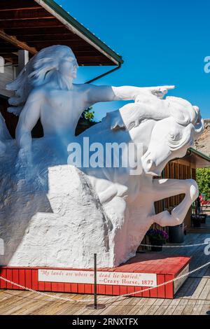 Modèle réduit avec sculpture Crazy Horse Memorial en arrière-plan ; Custer City ; Dakota du Sud ; États-Unis Banque D'Images