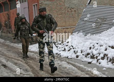 (180212) -- SRINAGAR, 12 février 2018 -- des policiers indiens et des soldats paramilitaires arrivent sur le site d'une fusillade dans la ville de Srinagar, capitale estivale du Cachemire contrôlé par l'Inde, le 12 février 2018. Une troupe paramilitaire appartenant à la Central Reserve police Force (CRPF) a été blessée lundi dans une violente fusillade avec des militants dans le Cachemire contrôlé par l'Inde, a déclaré la police. La fusillade a éclaté à Karan Nagar, localité de la ville de Srinagar.) (swt) KASHMIR-SRINAGAR-GUNFIGHT JavedxDar PUBLICATIONxNOTxINxCHN Banque D'Images