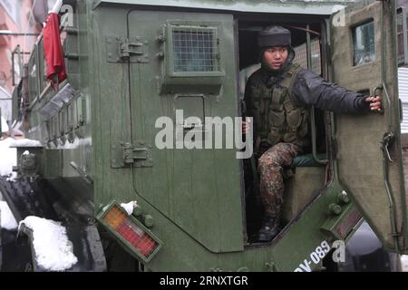 (180212) -- SRINAGAR, 12 février 2018 -- un véhicule blindé de la force paramilitaire indienne arrive sur le site d'une fusillade dans la ville de Srinagar, capitale estivale du Cachemire contrôlé par l'Inde, le 12 février 2018. Une troupe paramilitaire appartenant à la Central Reserve police Force (CRPF) a été blessée lundi dans une violente fusillade avec des militants dans le Cachemire contrôlé par l'Inde, a déclaré la police. La fusillade a éclaté à Karan Nagar, localité de la ville de Srinagar.) (swt) KASHMIR-SRINAGAR-GUNFIGHT JavedxDar PUBLICATIONxNOTxINxCHN Banque D'Images