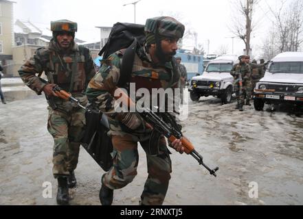 (180212) -- SRINAGAR, 12 février 2018 -- des soldats de l'armée indienne arrivent sur le site d'une fusillade dans la ville de Srinagar, capitale estivale du Cachemire contrôlé par l'Inde, le 12 février 2018. Une troupe paramilitaire appartenant à la Central Reserve police Force (CRPF) a été blessée lundi dans une violente fusillade avec des militants dans le Cachemire contrôlé par l'Inde, a déclaré la police. La fusillade a éclaté à Karan Nagar, localité de la ville de Srinagar.) (swt) KASHMIR-SRINAGAR-GUNFIGHT JavedxDar PUBLICATIONxNOTxINxCHN Banque D'Images