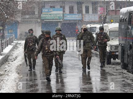 (180212) -- SRINAGAR, 12 février 2018 -- des policiers indiens arrivent sur le site d'une fusillade dans la ville de Srinagar, capitale estivale du Cachemire contrôlé par l'Inde, le 12 février 2018. Une troupe paramilitaire appartenant à la Central Reserve police Force (CRPF) a été blessée lundi dans une violente fusillade avec des militants dans le Cachemire contrôlé par l'Inde, a déclaré la police. La fusillade a éclaté à Karan Nagar, localité de la ville de Srinagar.) (zy) KASHMIR-SRINAGAR-GUNFIGHT JavedxDar PUBLICATIONxNOTxINxCHN Banque D'Images