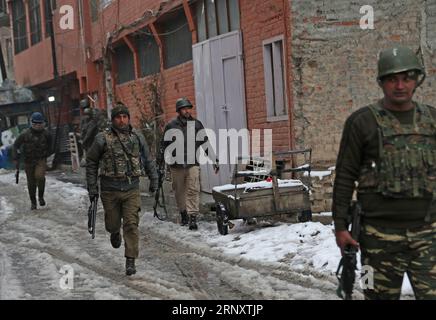 (180212) -- SRINAGAR, 12 février 2018 -- des policiers indiens et des soldats paramilitaires arrivent sur le site d'une fusillade dans la ville de Srinagar, capitale estivale du Cachemire contrôlé par l'Inde, le 12 février 2018. Une troupe paramilitaire appartenant à la Central Reserve police Force (CRPF) a été blessée lundi dans une violente fusillade avec des militants dans le Cachemire contrôlé par l'Inde, a déclaré la police. La fusillade a éclaté à Karan Nagar, localité de la ville de Srinagar.) (swt) KASHMIR-SRINAGAR-GUNFIGHT JavedxDar PUBLICATIONxNOTxINxCHN Banque D'Images