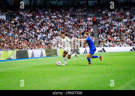 Madrid, Espagne. 02 septembre 2023. Jude Bellingham (Real Madrid) et Borja Mayoral (Getafe) en action lors du match de football LaLiga EA Sports entre le Real Madrid et Getafe joué au stade Bernabeu. Score final ; Real Madrid 2:1 Getafe crédit : SOPA Images Limited/Alamy Live News Banque D'Images