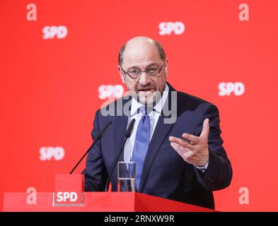 (180213) -- BERLIN, 13 février 2018 -- une photo prise le 15 décembre 2017 montre Martin Schulz, leader social-démocrate allemand, prenant la parole lors d'une conférence de presse au siège du SPD à Berlin, capitale de l'Allemagne. Martin Schulz a annoncé le 13 février 2018 de démissionner avec effet immédiat de son poste de président du SPD, selon les médias locaux Focus online. ALLEMAGNE-BERLIN-SPD-SCHULZ-DÉMISSION ShanxYuqi PUBLICATIONxNOTxINxCHN Banque D'Images