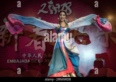 (180214) -- SANTIAGO, le 14 février 2018 -- Une danseuse se produit lors de la réception du nouvel an lunaire chinois à l'ambassade de Chine au Chili, à Santiago, capitale du Chili, le 13 février 2018. Jorge Villegas) (da) (rtg) (gj) CHILI-SANTIAGO-CHINE-NOUVEL AN e JORGExVILLEGAS PUBLICATIONxNOTxINxCHN Banque D'Images