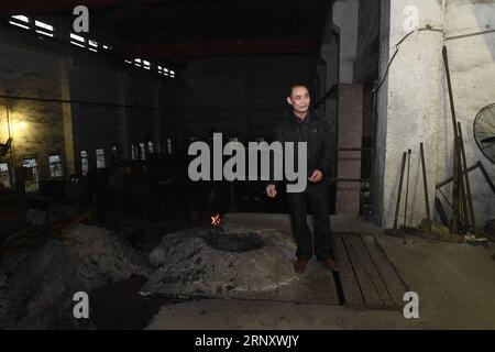 (180214) -- CHENGDU, 14 février 2018 -- Cai Jiwen présente l'usine où il travaille à Dongguan, dans la province du Guangdong, dans le sud de la Chine, le 30 janvier 2018. Le travailleur migrant de 46 ans, Cai, et son épouse, rentrent chez eux en train le 1 février. Leur nouvelle maison, l'un des 144 appartements construits pour les résidents déplacés des zones pauvres, est située dans un village de Jiuyin de la ville de Yuehua dans la ville de Dazhou dans le sud-ouest de la Chine de la province du Sichuan. (ZKR) CHINE-CHENGDU-TRAVAILLEURS MIGRANTS-PRINTEMPS FESTIVAL-TRAVEL RUSH(CN) LIUXKUN PUBLICATIONXNOTXINXCHN Banque D'Images