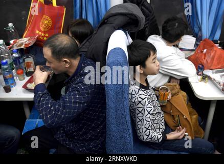 (180214) -- CHENGDU, 14 février 2018 -- Cai Jiwen et sa famille prennent le train K4646 pour rentrer chez eux, 1 février 2018. Le travailleur migrant de 46 ans, Cai, et son épouse, rentrent chez eux en train le 1 février. Leur nouvelle maison, l'un des 144 appartements construits pour les résidents déplacés des zones pauvres, est située dans un village de Jiuyin de la ville de Yuehua dans la ville de Dazhou dans le sud-ouest de la Chine de la province du Sichuan. (ZKR) CHINE-CHENGDU-TRAVAILLEURS MIGRANTS-PRINTEMPS FESTIVAL-TRAVEL RUSH(CN) LIUXKUN PUBLICATIONXNOTXINXCHN Banque D'Images