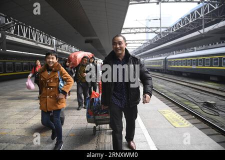 (180214) -- CHENGDU, 14 février 2018 -- Cai Jiwen et sa famille sortent de la gare de Chongqing, dans le sud-ouest de la Chine, 2 février 2018. Le travailleur migrant de 46 ans, Cai, et son épouse, rentrent chez eux en train le 1 février. Leur nouvelle maison, l'un des 144 appartements construits pour les résidents déplacés des zones pauvres, est située dans un village de Jiuyin de la ville de Yuehua dans la ville de Dazhou dans le sud-ouest de la Chine de la province du Sichuan. (ZKR) CHINE-CHENGDU-TRAVAILLEURS MIGRANTS-PRINTEMPS FESTIVAL-TRAVEL RUSH(CN) LIUXKUN PUBLICATIONXNOTXINXCHN Banque D'Images