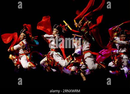 (180214) -- YANGON, 14 février 2018 -- des danseurs chinois se produisent lors du gala du Carnaval Paukphaw du joyeux nouvel an chinois 2018 à Yangon, Myanmar, le 14 février 2018, pour célébrer le nouvel an lunaire chinois, qui tombe le 16 février de cette année.) MYANMAR-YANGON-CHINE-LUNAR NOUVEL AN-CÉLÉBRATION UXAUNG PUBLICATIONXNOTXINXCHN Banque D'Images