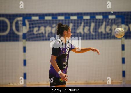 Oviedo, Asturies, Espagne. 2 septembre 2023. Oviedo, Espagne, 02 septembre 2023: la joueuse de Caja Rural Aula Valladolid, Maria Prieto (10 ans) passe le ballon lors de la première journée de la Liga Guerreras Iberdrola entre Lobas Global ATAC Oviedo et Caja Rural Aula Valladolid, le 02 septembre 2023, au Florida Arena Municipal Sports Center, à Oviedo, en Espagne. (Image de crédit : © Alberto Brevers/Pacific Press via ZUMA Press Wire) USAGE ÉDITORIAL SEULEMENT! Non destiné à UN USAGE commercial ! Banque D'Images