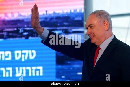 (180215) -- TEL AVIV, le 15 février 2018 -- le Premier ministre israélien Benjamin Netanyahu fait signe lors d'une cérémonie d'inauguration du nouveau hall à l'aéroport Ben Gourion près de tel Aviv, Israël, le 15 février 2018. Mercredi, le Premier ministre israélien Benjamin Netanyahu s'en est pris à la police, un jour après que la police eut déclaré qu'il y avait suffisamment de preuves pour l'inculper pour corruption et pendant que l'opposition l'avait appelé à démissionner. ISRAËL-AÉROPORT BEN GOURION-NOUVEAU HALL-NETANYAHU-CÉRÉMONIE D'INAUGURATION GILXCOHENXMAGEN PUBLICATIONXNOTXINXCHN Banque D'Images