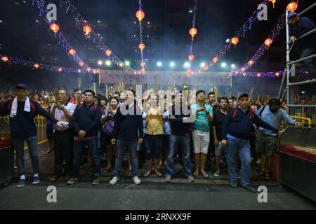 (180216) -- SINGAPOUR, 16 février 2018 -- les dévots attendent de placer des bâtonnets d'encens dans des urnes après minuit au temple Kwan im Thong Hood Cho dans Waterloo Street à Singapour, le 16 février 2018.) SINGAPORE-TEMPLE-CHINESE LUNAR NOUVEL AN-ENCENS BRÛLANT THENXCHIHXWEY PUBLICATIONXNOTXINXCHN Banque D'Images