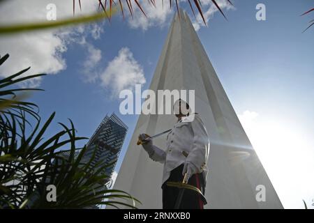 (180215) -- SINGAPOUR, le 15 février 2018 -- Un élève de la National Cadet Corp (NCC) est en poste pendant le service commémoratif de guerre tenu au War Memorial Park à Singapour le 15 février 2018. Singapour a tenu jeudi le 51e service commémoratif de guerre en commémoration des victimes civiles de l'occupation japonaise et de l'événement commémoratif de la Journée de la Défense totale. (zf) SINGAPOUR-GUERRE-MÉMORIAL-OCCUPATION JAPONAISE ThenxChihxWey PUBLICATIONxNOTxINxCHN Banque D'Images