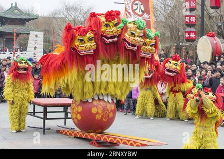 (180217) -- NANJING, le 17 février 2018 -- Une troupe d'artistes folkloriques danse le lion dans l'ancienne ville de Taierzhuang, dans la province du Shandong de l'est de la Chine, le 16 février 2018. Diverses célébrations ont eu lieu dans toute la Chine, pour embrasser le nouvel an lunaire chinois. (Lb) CHINA-SHANDONG-SPRING FESTIVAL (CN) SuxYang PUBLICATIONxNOTxINxCHN Banque D'Images