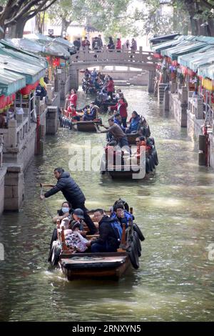 (180218) -- SUZHOU, 18 février 2018 -- les touristes prennent des bateaux touristiques dans l'ancienne ville de Tongli, dans la ville de Suzhou, dans la province du Jiangsu de l'est de la Chine, le 17 février 2018. Le peuple chinois profite de ses vacances d'une semaine pour la fête du printemps, ou le nouvel an lunaire chinois, qui est tombé le 16 février de cette année. ) (Ry) CHINA-SPRING FESTIVAL-TOURISM (CN) WangxJiankang PUBLICATIONxNOTxINxCHN Banque D'Images