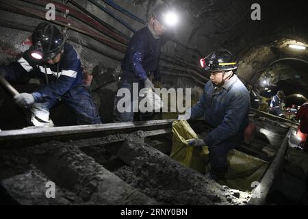 (180219) -- LINGWU, 19 février 2018 -- des travailleurs de la mine de charbon effectuent les travaux d'entretien à la mine de charbon de Qingshuiying dans la ville de Lingwu, dans la région autonome hui de Ningxia, au nord-ouest de la Chine, 18 février 2018. Une équipe spéciale a travaillé dans la mine de charbon de 800 mètres de profondeur pour garantir la sécurité de la production pendant les vacances de la fête du printemps. (zkr) CHINE-NINGXIA-MINE DE CHARBON-TRAVAUX D'ENTRETIEN (CN) WangxPeng PUBLICATIONxNOTxINxCHN Banque D'Images