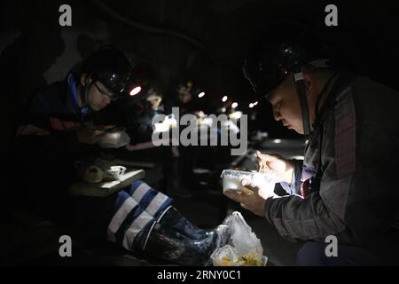 (180219) -- LINGWU, le 19 février 2018 -- un ouvrier de mine de charbon dîne à la mine de charbon de Qingshuiying dans la ville de Lingwu, dans la région autonome hui de Ningxia, au nord-ouest de la Chine, le 18 février 2018. Une équipe spéciale a travaillé dans la mine de charbon de 800 mètres de profondeur pour garantir la sécurité de la production pendant les vacances de la fête du printemps. (zkr) CHINE-NINGXIA-MINE DE CHARBON-TRAVAUX D'ENTRETIEN (CN) WangxPeng PUBLICATIONxNOTxINxCHN Banque D'Images