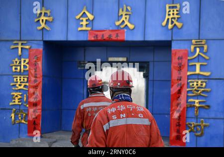 (180219) -- LINGWU, 19 février 2018 -- des travailleurs de mines de charbon se retrouvent sous terre à la mine de charbon de Qingshuiying, dans la ville de Lingwu, dans le nord-ouest de la Chine, région autonome hui de Ningxia, 18 février 2018. Une équipe spéciale a travaillé dans la mine de charbon de 800 mètres de profondeur pour garantir la sécurité de la production pendant les vacances de la fête du printemps. (zkr) CHINE-NINGXIA-MINE DE CHARBON-TRAVAUX D'ENTRETIEN (CN) WangxPeng PUBLICATIONxNOTxINxCHN Banque D'Images