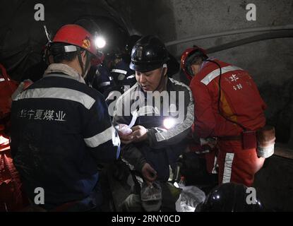 (180219) -- LINGWU, 19 février 2018 -- les travailleurs des mines de charbon déjeunent à la mine de charbon de Qingshuiying dans la ville de Lingwu, dans la région autonome hui de Ningxia, au nord-ouest de la Chine, le 18 février 2018. Une équipe spéciale a travaillé dans la mine de charbon de 800 mètres de profondeur pour garantir la sécurité de la production pendant les vacances de la fête du printemps. (zkr) CHINE-NINGXIA-MINE DE CHARBON-TRAVAUX D'ENTRETIEN (CN) WangxPeng PUBLICATIONxNOTxINxCHN Banque D'Images