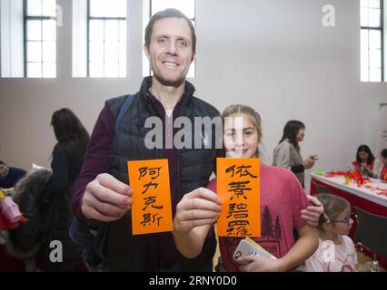 (180219) -- TORONTO, le 19 février 2018 -- Un homme et sa fille posent pour des photos avec leurs noms chinois en calligraphie chinoise lors de la réception du nouvel an chinois et du week-end du jour de la famille de Toronto 2018 au Musée royal de l'Ontario (ROM) à Toronto, Canada, le 18 février 2018. Mettant en vedette la découpe de papier chinois, la calligraphie, la danse du lion et plus encore, cet événement annuel du nouvel an chinois a débuté dimanche pour attirer des centaines de visiteurs pour célébrer le nouvel an lunaire chinois du chien au Musée royal de l'Ontario à Toronto. ) (srb) CANADA-TORONTO-CHINE NOUVEL AN-CÉLÉBRATION AU MUSÉE ZouxZheng PUBLICATIONxNOTxINxCHN Banque D'Images