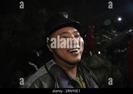 (180219) -- LINGWU, 19 février 2018 -- Sun Lei, travailleur de la mine de charbon, discute avec ses collègues de travail pendant le déjeuner à la mine de charbon de Qingshuiying dans la ville de Lingwu, dans la région autonome hui de Ningxia, au nord-ouest de la Chine, le 18 février 2018. Une équipe spéciale a travaillé dans la mine de charbon de 800 mètres de profondeur pour garantir la sécurité de la production pendant les vacances de la fête du printemps. (zkr) CHINE-NINGXIA-MINE DE CHARBON-TRAVAUX D'ENTRETIEN (CN) WangxPeng PUBLICATIONxNOTxINxCHN Banque D'Images