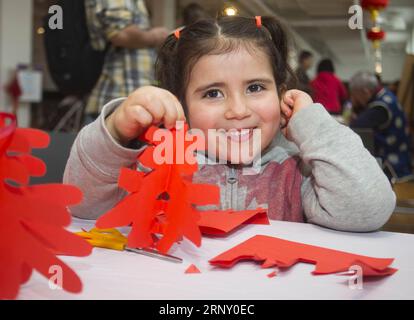 (180219) -- TORONTO, le 19 février 2018 -- Une fille montre son métier de découpé lors de la réception du nouvel an chinois de Toronto et du week-end du jour de la famille 2018 au Musée royal de l'Ontario (ROM) à Toronto, Canada, le 18 février 2018. Mettant en vedette la découpe de papier chinois, la calligraphie, la danse du lion et plus encore, cet événement annuel du nouvel an chinois a débuté dimanche pour attirer des centaines de visiteurs pour célébrer le nouvel an lunaire chinois du chien au Musée royal de l'Ontario à Toronto. ) (srb) CANADA-TORONTO-CHINE NOUVEL AN-CÉLÉBRATION AU MUSÉE ZouxZheng PUBLICATIONxNOTxINxCHN Banque D'Images