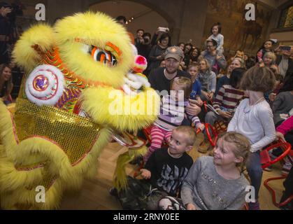 (180219) -- TORONTO, le 19 février 2018 -- les enfants apprécient la danse du lion lors de la réception du nouvel an chinois et du week-end de la fête de la famille de Toronto 2018 au Musée royal de l'Ontario (ROM) à Toronto, Canada, le 18 février 2018. Mettant en vedette la découpe de papier chinois, la calligraphie, la danse du lion et plus encore, cet événement annuel du nouvel an chinois a débuté dimanche pour attirer des centaines de visiteurs pour célébrer le nouvel an lunaire chinois du chien au Musée royal de l'Ontario à Toronto. ) (srb) CANADA-TORONTO-CHINE NOUVEL AN-CÉLÉBRATION AU MUSÉE ZouxZheng PUBLICATIONxNOTxINxCHN Banque D'Images