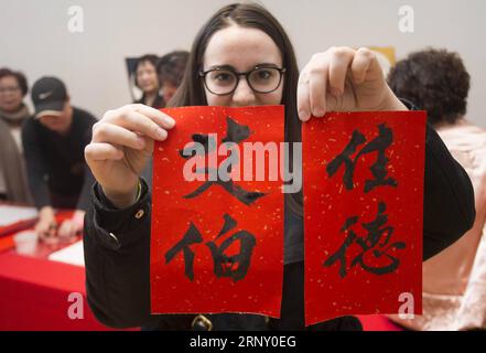 (180219) -- TORONTO, le 19 février 2018 -- Une visiteuse pose pour des photos avec son nom chinois en calligraphie chinoise lors de la réception du nouvel an chinois et du week-end du jour de la famille de Toronto 2018 au Musée royal de l'Ontario (ROM) à Toronto, Canada, le 18 février 2018. Mettant en vedette la découpe de papier chinois, la calligraphie, la danse du lion et plus encore, cet événement annuel du nouvel an chinois a débuté dimanche pour attirer des centaines de visiteurs pour célébrer le nouvel an lunaire chinois du chien au Musée royal de l'Ontario à Toronto. ) (srb) CANADA-TORONTO-CHINE NOUVEL AN-CÉLÉBRATION AU MUSÉE ZouxZheng PUBLICATIONxNOTxINxCHN Banque D'Images