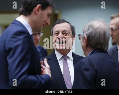 Treffen der Finanzminister der Eurogruppe in Brüssel (180219) -- BRUXELLES, 19 février 2018 -- le président de la Banque centrale européenne (BCE) Mario Draghi (C) s'entretient avec le ministre néerlandais des Finances Wopke Hoekstra (G) et le ministre italien des Finances Pier Carlo Padoan (D) au début d'une réunion des ministres des Finances de l'Eurogroupe au Conseil de l'UE à Bruxelles, Belgique, le 19 février 2018. )() BELGIQUE-BRUXELLES-EUROGROUPE-MINISTRE-RÉUNION YexPingfan PUBLICATIONxNOTxINxCHN Banque D'Images