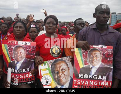 (180219) -- HARARE, 19 février 2018 -- des partisans tiennent des photos du défunt leader de l'opposition zimbabwéenne Morgan Tsvangirai lors d'une cérémonie funéraire publique à Harare, Zimbabwe, le 19 février 2018. Les funérailles publiques ont eu lieu lundi pour Morgan Tsvangirai, décédé en Afrique du Sud la semaine dernière après une longue bataille contre le cancer. ZIMBABWE-HARARE-TSVANGIRAI-FUNERAL ShaunxJusa PUBLICATIONxNOTxINxCHN Banque D'Images