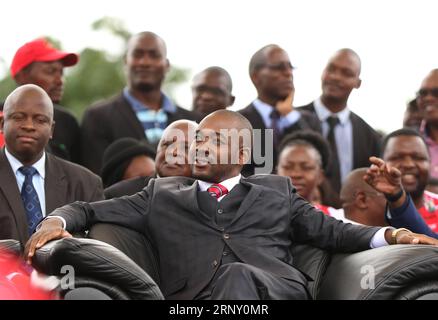 (180219) -- HARARE, le 19 février 2018 -- le président par intérim du mouvement pour le changement démocratique du Zimbabwe, Nelson Chamisa (Front), assiste à une cérémonie funéraire publique du défunt chef de l'opposition zimbabwéenne Morgan Tsvangirai à Harare, Zimbabwe, le 19 février 2018. Les funérailles publiques ont eu lieu lundi pour Morgan Tsvangirai, décédé en Afrique du Sud la semaine dernière après une longue bataille contre le cancer. ZIMBABWE-HARARE-TSVANGIRAI-FUNERAL ShaunxJusa PUBLICATIONxNOTxINxCHN Banque D'Images