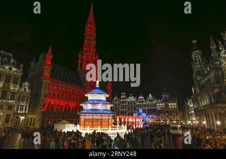 (180222) -- BRUXELLES, 22 février 2018 -- une photo prise le 22 février 2018 montre une lanterne géante en forme de Temple du ciel lors d'une exposition à la Grand place de Bruxelles, Belgique. L’exposition éclairer le cœur de l’Europe avec de gigantesques lanternes chinoises s’est tenue jeudi à Bruxelles pour célébrer le nouvel an lunaire chinois et l’année du tourisme entre l’Union européenne et la Chine. L'exposition durera jusqu'au 28 février. ) BELGIQUE-BRUXELLES-CHINE-EXPOSITION LANTERNE YexPingfan PUBLICATIONxNOTxINxCHN Banque D'Images