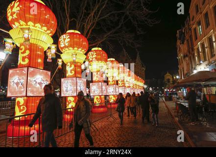 (180222) -- BRUXELLES, 22 février 2018 -- les gens passent devant des lanternes chinoises près de la Grand-place à Bruxelles, Belgique, le 22 février 2018. L’exposition éclairer le cœur de l’Europe avec de gigantesques lanternes chinoises s’est tenue jeudi à Bruxelles pour célébrer le nouvel an lunaire chinois et l’année du tourisme entre l’Union européenne et la Chine. L'exposition durera jusqu'au 28 février. ) BELGIQUE-BRUXELLES-CHINE-EXPOSITION LANTERNE YexPingfan PUBLICATIONxNOTxINxCHN Banque D'Images