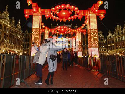(180222) -- BRUXELLES, 22 février 2018 -- les visiteurs prennent des selfies avec des lanternes chinoises sur la Grand place de Bruxelles, Belgique, le 22 février 2018. L’exposition éclairer le cœur de l’Europe avec de gigantesques lanternes chinoises s’est tenue jeudi à Bruxelles pour célébrer le nouvel an lunaire chinois et l’année du tourisme entre l’Union européenne et la Chine. L'exposition durera jusqu'au 28 février. ) BELGIQUE-BRUXELLES-CHINE-EXPOSITION LANTERNE YexPingfan PUBLICATIONxNOTxINxCHN Banque D'Images