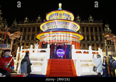(180222) -- BRUXELLES, le 22 février 2018 -- des invités assistent à une cérémonie d'illumination de lanternes chinoises sur la Grand-place de Bruxelles, Belgique, le 22 février 2018. L’exposition éclairer le cœur de l’Europe avec de gigantesques lanternes chinoises s’est tenue jeudi à Bruxelles pour célébrer le nouvel an lunaire chinois et l’année du tourisme entre l’Union européenne et la Chine. L'exposition durera jusqu'au 28 février. ) BELGIQUE-BRUXELLES-CHINE-EXPOSITION LANTERNE YexPingfan PUBLICATIONxNOTxINxCHN Banque D'Images