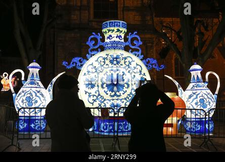 (180222) -- BRUXELLES, le 22 février 2018 -- les visiteurs prennent des photos de lanternes chinoises près de la Grand-place à Bruxelles, Belgique, le 22 février 2018. L’exposition éclairer le cœur de l’Europe avec de gigantesques lanternes chinoises s’est tenue jeudi à Bruxelles pour célébrer le nouvel an lunaire chinois et l’année du tourisme entre l’Union européenne et la Chine. L'exposition durera jusqu'au 28 février. ) BELGIQUE-BRUXELLES-CHINE-EXPOSITION LANTERNE YexPingfan PUBLICATIONxNOTxINxCHN Banque D'Images