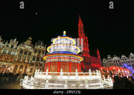 (180222) -- BRUXELLES, 22 février 2018 -- la photo prise le 22 février 2018 montre une lanterne géante en forme de Temple du ciel sur la Grand place de Bruxelles, Belgique. L’exposition éclairer le cœur de l’Europe avec de gigantesques lanternes chinoises s’est tenue jeudi à Bruxelles pour célébrer le nouvel an lunaire chinois et l’année du tourisme entre l’Union européenne et la Chine. L'exposition durera jusqu'au 28 février. ) BELGIQUE-BRUXELLES-CHINE-EXPOSITION LANTERNE YexPingfan PUBLICATIONxNOTxINxCHN Banque D'Images