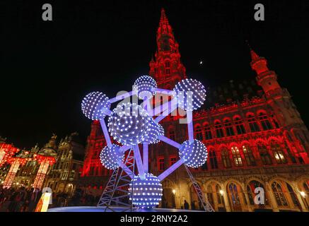 (180222) -- BRUXELLES, 22 février 2018 -- la photo prise le 22 février 2018 montre une lanterne géante en forme d'Atomium sur la Grand place de Bruxelles, en Belgique. L’exposition éclairer le cœur de l’Europe avec de gigantesques lanternes chinoises s’est tenue jeudi à Bruxelles pour célébrer le nouvel an lunaire chinois et l’année du tourisme entre l’Union européenne et la Chine. L'exposition durera jusqu'au 28 février. ) BELGIQUE-BRUXELLES-CHINE-EXPOSITION LANTERNE YexPingfan PUBLICATIONxNOTxINxCHN Banque D'Images