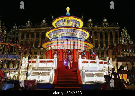 (180222) -- BRUXELLES, le 22 février 2018 -- des musiciens se produisent devant une lanterne géante en forme de Temple du ciel sur la Grand place de Bruxelles, Belgique, le 22 février 2018. L’exposition éclairer le cœur de l’Europe avec de gigantesques lanternes chinoises s’est tenue jeudi à Bruxelles pour célébrer le nouvel an lunaire chinois et l’année du tourisme entre l’Union européenne et la Chine. L'exposition durera jusqu'au 28 février. ) BELGIQUE-BRUXELLES-CHINE-EXPOSITION LANTERNE YexPingfan PUBLICATIONxNOTxINxCHN Banque D'Images