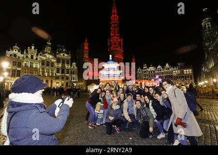 (180222) -- BRUXELLES, le 22 février 2018 -- les visiteurs prennent des photos avec des lanternes chinoises sur la Grand place de Bruxelles, Belgique, le 22 février 2018. L’exposition éclairer le cœur de l’Europe avec de gigantesques lanternes chinoises s’est tenue jeudi à Bruxelles pour célébrer le nouvel an lunaire chinois et l’année du tourisme entre l’Union européenne et la Chine. L'exposition durera jusqu'au 28 février. ) BELGIQUE-BRUXELLES-CHINE-EXPOSITION LANTERNE YexPingfan PUBLICATIONxNOTxINxCHN Banque D'Images