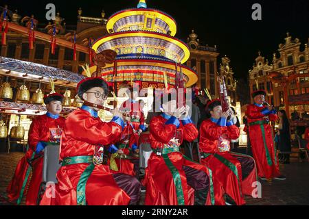 (180222) -- BRUXELLES, le 22 février 2018 -- des musiciens se produisent devant une lanterne géante en forme de Temple du ciel sur la Grand place de Bruxelles, Belgique, le 22 février 2018. L’exposition éclairer le cœur de l’Europe avec de gigantesques lanternes chinoises s’est tenue jeudi à Bruxelles pour célébrer le nouvel an lunaire chinois et l’année du tourisme entre l’Union européenne et la Chine. L'exposition durera jusqu'au 28 février. ) BELGIQUE-BRUXELLES-CHINE-EXPOSITION LANTERNE YexPingfan PUBLICATIONxNOTxINxCHN Banque D'Images
