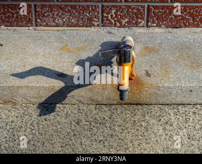 Vieux robinet dans la rue. L'eau du robinet ne sort pas. Plomberie. évier en pierre Banque D'Images