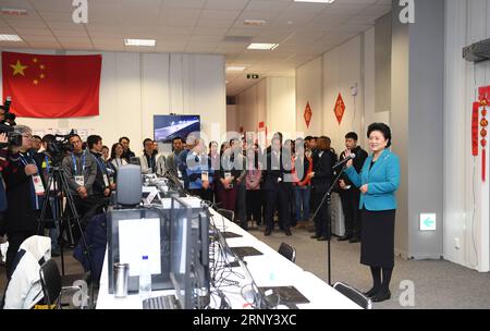 (180225) -- PYEONGCHANG, le 25 février 2018 -- Liu Yandong (R), envoyé spécial du président chinois Xi Jinping, également vice-premier ministre chinois, rencontre des représentants des médias chinois aux 23e Jeux olympiques d'hiver à Pyeongchang, Corée du Sud, le 25 février 2018.) (dhf) ROK-PYEONGCHANG-LIU YANDONG-CHINESE MEDIA-MEETING JuxHuanzong PUBLICATIONxNOTxINxCHN Banque D'Images