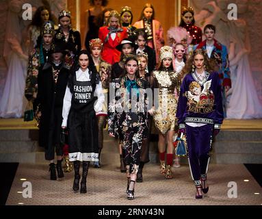 (180226) -- MILAN, 26 février 2018 -- les mannequins présentent les créations de la collection femme Dolce&Gabbana Fashion Devotion automne/hiver 18/19 lors de la Fashion week de Milan à Milan, Italie, le 25 février 2018.) (Zxj) ITALIE-MILAN-FASHION WEEK-DOLCE&GABBANA JinxYu PUBLICATIONxNOTxINxCHN Banque D'Images