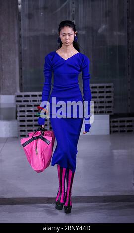 (180226) -- MILAN, le 26 février 2018 -- Un mannequin présente une création de la collection Marni automne/hiver 18/19 pour femme lors de la Fashion week de Milan à Milan, Italie, le 25 février 2018.) (Zxj) ITALIE-MILAN-FASHION-MARNI JinxYu PUBLICATIONxNOTxINxCHN Banque D'Images