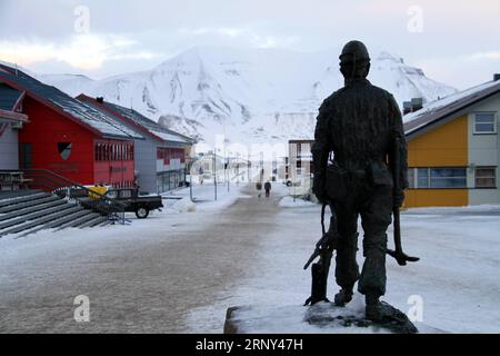 (180226) -- LONGYEARBYEN, 26 février 2018 -- Une sculpture est vue dans la rue de Longyearbyen, Norvège, le 25 février 2018.) (Zxj) NORVÈGE-LONGYEARBYEN-PAYSAGE LiangxYouchang PUBLICATIONxNOTxINxCHN Banque D'Images